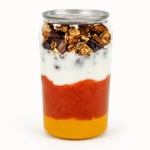 Granola z jogurtem, musem truskawkowym